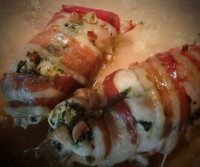 Spenóttal, fetával töltött csirkemell baconbe tekerve - hamis sajtszósszal